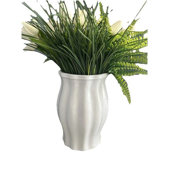 9 1/4” Tall White Vase Vintage WCL Scalloped Home Decor Table Centerpiece Entry - Picture 10 of 16